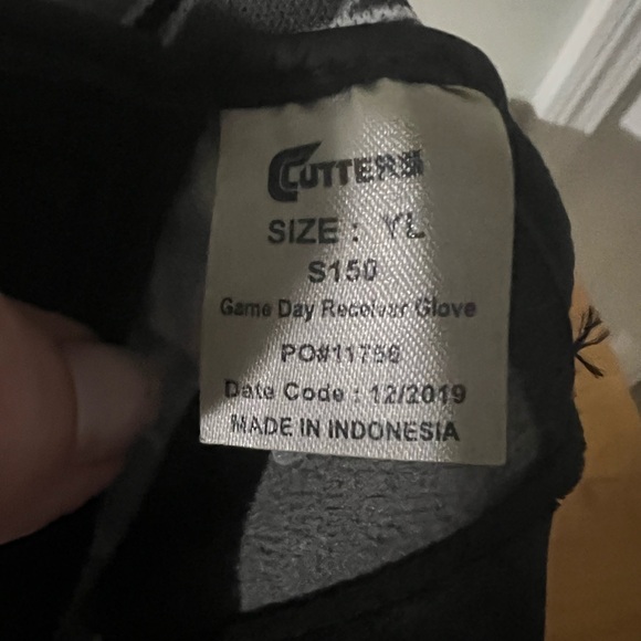 Cutters black and white Youth size L football gloves - Picture 3 of 3